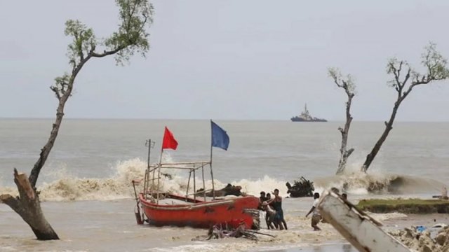 Cyclone Dana: Satkhira experiencing rainfall since early morning - Dainikshiksha