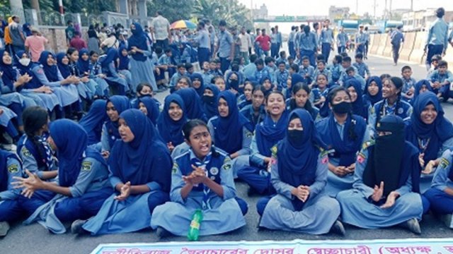 শিক্ষকের অপসারণের দাবিতে ঢাকা-টাঙ্গাইল মহাসড়ক অবরোধ - দৈনিকশিক্ষা