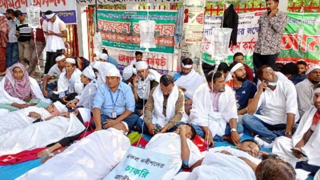 জাতীয় প্রেসক্লাবের সামনে আমরণ অনশনে নকলনবিশরা