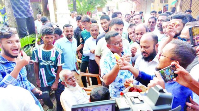 আমুর গ্রেফতারে ঝালকাঠিতে মিষ্টিমুখ