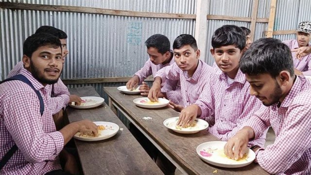 ১০ টাকায় মিলছে শিক্ষার্থীদের দুপুরের খাবার - দৈনিকশিক্ষা