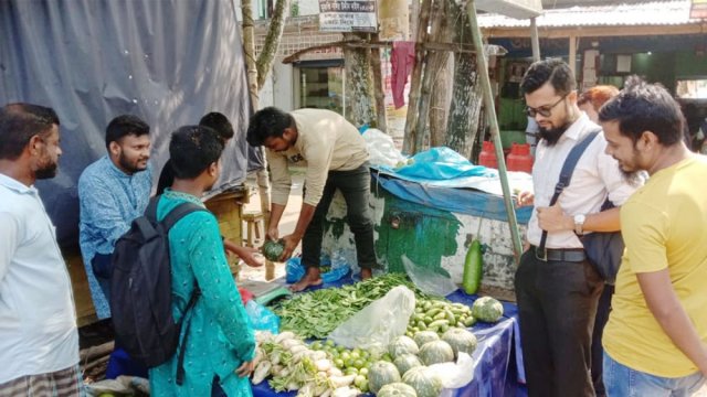 ববি ছাত্রদের উদ্যোগে ন্যায্যমূল্যে সবজি বিক্রি - দৈনিকশিক্ষা