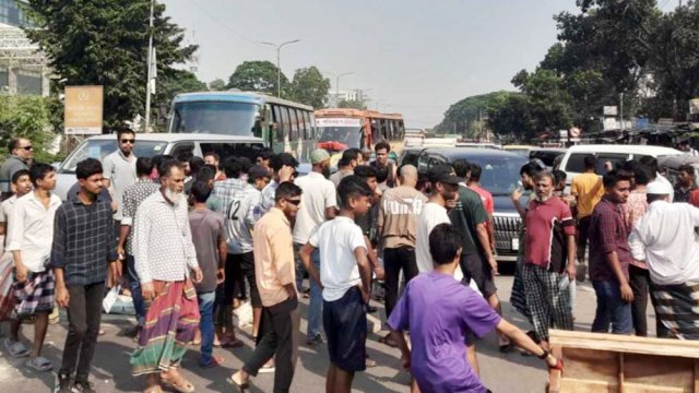 পঙ্গু হাসপাতালের সামনে সড়ক বন্ধ করে দিয়েছেন আন্দোলনে আহতরা