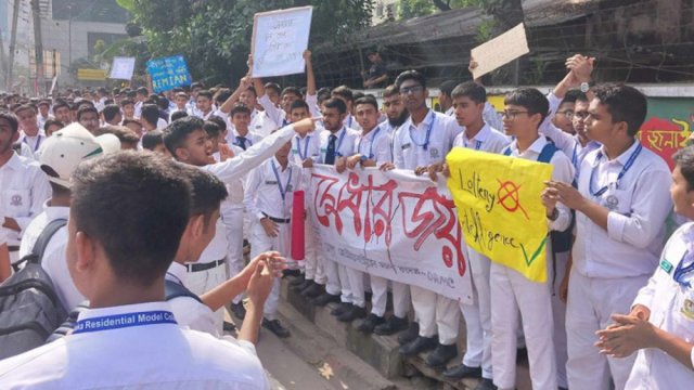 Students block Mirpur Road demanding merit-based admissions