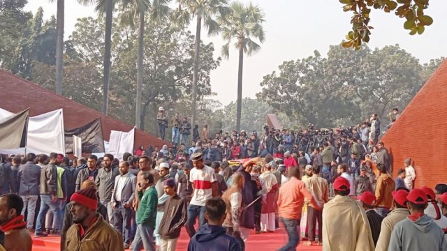 বুদ্ধিজীবী কবরস্থানে মানুষের ঢল, ফুলেল শ্রদ্ধায় শহীদদের স্মরণ