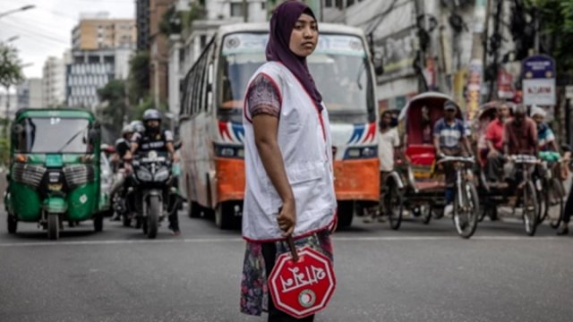 Trained students take up traffic control duties to ease congestion in Dhaka - Dainikshiksha