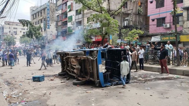 ধাওয়া-পাল্টা ধাওয়ায় পুরান ঢাকায় ব্যাপক সংঘর্ষ